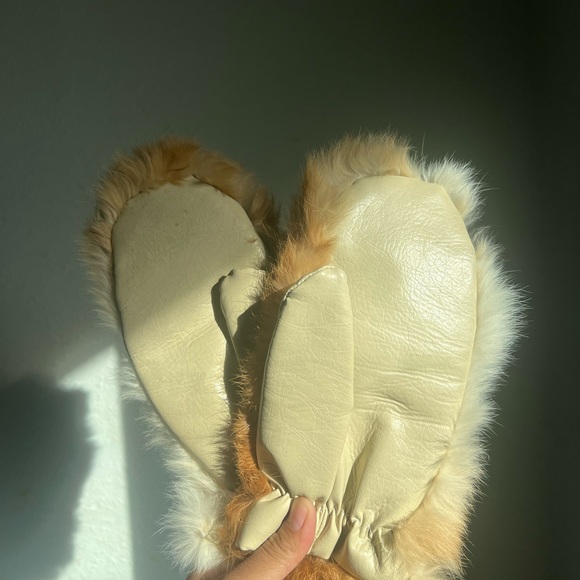 SALE Vintage genuine fur mittens - Picture 2 of 5
